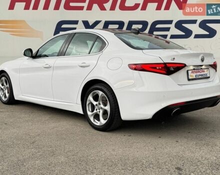 Белый Альфа Ромео Джулия, объемом двигателя 2 л и пробегом 59 тыс. км за 23490 $, фото 4 на Automoto.ua