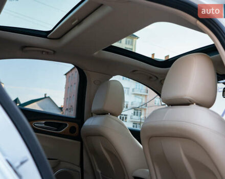 Білий Альфа Ромео Джулія, об'ємом двигуна 2 л та пробігом 43 тис. км за 21999 $, фото 29 на Automoto.ua