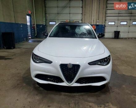 Білий Альфа Ромео Джулія, об'ємом двигуна 2 л та пробігом 77 тис. км за 4500 $, фото 4 на Automoto.ua