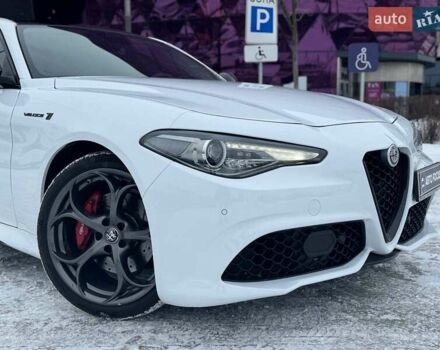 Белый Альфа Ромео Джулия, объемом двигателя 2 л и пробегом 105 тыс. км за 21990 $, фото 1 на Automoto.ua