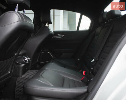 Белый Альфа Ромео Джулия, объемом двигателя 2 л и пробегом 21 тыс. км за 25500 $, фото 12 на Automoto.ua