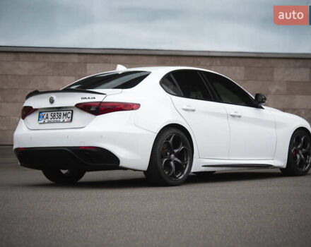 Белый Альфа Ромео Джулия, объемом двигателя 2 л и пробегом 21 тыс. км за 25500 $, фото 2 на Automoto.ua