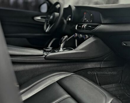 Білий Альфа Ромео Джулія, об'ємом двигуна 2 л та пробігом 109 тис. км за 19999 $, фото 6 на Automoto.ua