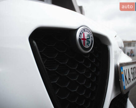 Белый Альфа Ромео Джулия, объемом двигателя 2 л и пробегом 21 тыс. км за 25500 $, фото 42 на Automoto.ua