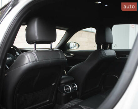 Білий Альфа Ромео Джулія, об'ємом двигуна 2 л та пробігом 21 тис. км за 25000 $, фото 11 на Automoto.ua