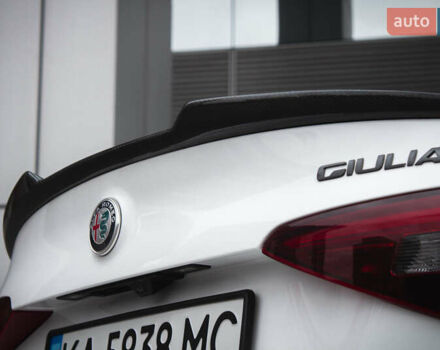 Белый Альфа Ромео Джулия, объемом двигателя 2 л и пробегом 21 тыс. км за 25500 $, фото 45 на Automoto.ua