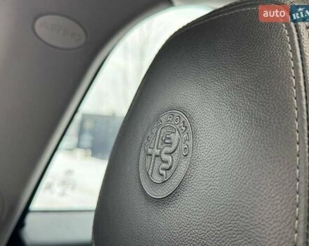 Белый Альфа Ромео Джулия, объемом двигателя 2 л и пробегом 105 тыс. км за 21990 $, фото 24 на Automoto.ua