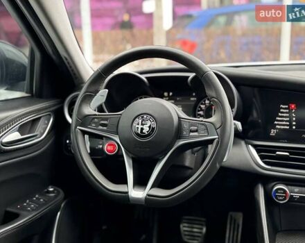 Белый Альфа Ромео Джулия, объемом двигателя 2 л и пробегом 105 тыс. км за 21990 $, фото 16 на Automoto.ua