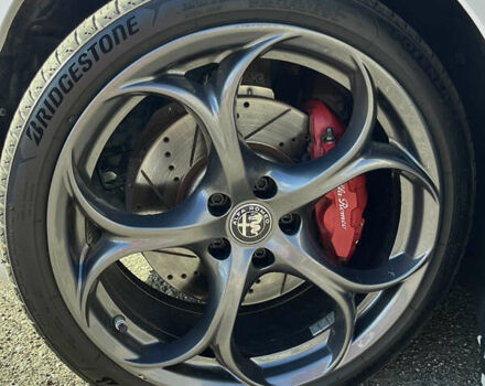 Білий Альфа Ромео Джулія, об'ємом двигуна 2 л та пробігом 103 тис. км за 22900 $, фото 16 на Automoto.ua