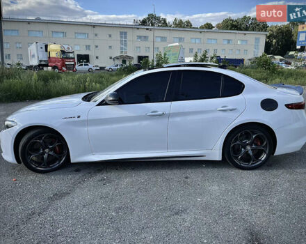 Білий Альфа Ромео Джулія, об'ємом двигуна 2 л та пробігом 103 тис. км за 22900 $, фото 5 на Automoto.ua