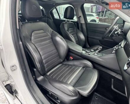 Белый Альфа Ромео Джулия, объемом двигателя 2 л и пробегом 105 тыс. км за 21990 $, фото 10 на Automoto.ua