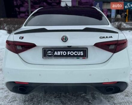 Белый Альфа Ромео Джулия, объемом двигателя 2 л и пробегом 105 тыс. км за 21990 $, фото 4 на Automoto.ua