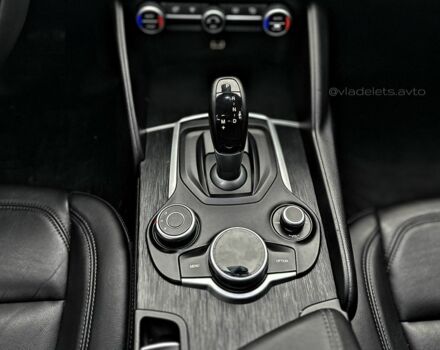 Білий Альфа Ромео Джулія, об'ємом двигуна 2 л та пробігом 109 тис. км за 19999 $, фото 14 на Automoto.ua