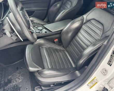 Белый Альфа Ромео Джулия, объемом двигателя 2 л и пробегом 105 тыс. км за 21990 $, фото 7 на Automoto.ua