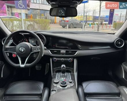 Белый Альфа Ромео Джулия, объемом двигателя 2 л и пробегом 105 тыс. км за 17990 $, фото 34 на Automoto.ua