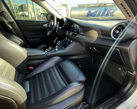 Білий Альфа Ромео Джулія, об'ємом двигуна 2 л та пробігом 103 тис. км за 22900 $, фото 33 на Automoto.ua