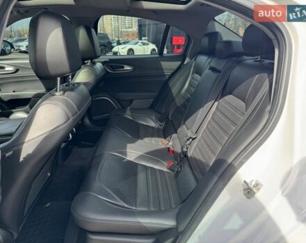 Белый Альфа Ромео Джулия, объемом двигателя 2 л и пробегом 105 тыс. км за 17990 $, фото 12 на Automoto.ua