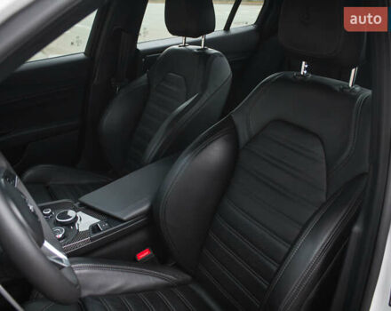 Белый Альфа Ромео Джулия, объемом двигателя 2 л и пробегом 21 тыс. км за 25500 $, фото 10 на Automoto.ua