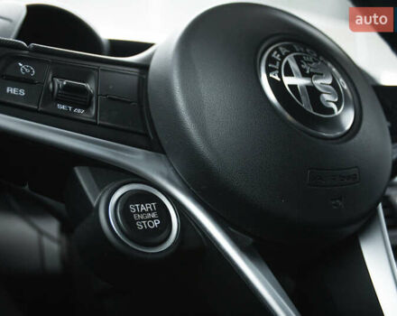 Белый Альфа Ромео Джулия, объемом двигателя 2 л и пробегом 21 тыс. км за 25500 $, фото 16 на Automoto.ua