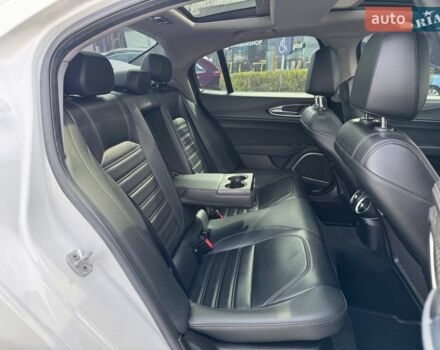 Белый Альфа Ромео Джулия, объемом двигателя 2 л и пробегом 105 тыс. км за 17990 $, фото 14 на Automoto.ua