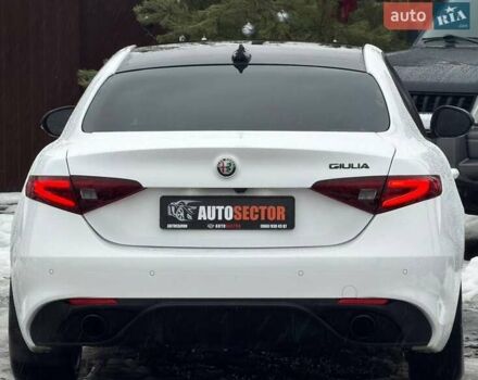 Белый Альфа Ромео Джулия, объемом двигателя 2 л и пробегом 37 тыс. км за 26500 $, фото 8 на Automoto.ua