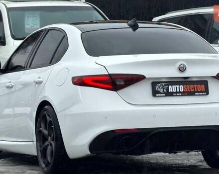 Белый Альфа Ромео Джулия, объемом двигателя 2 л и пробегом 37 тыс. км за 26500 $, фото 6 на Automoto.ua