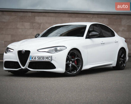 Белый Альфа Ромео Джулия, объемом двигателя 2 л и пробегом 21 тыс. км за 25500 $, фото 5 на Automoto.ua