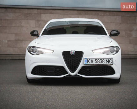 Белый Альфа Ромео Джулия, объемом двигателя 2 л и пробегом 21 тыс. км за 25500 $, фото 6 на Automoto.ua
