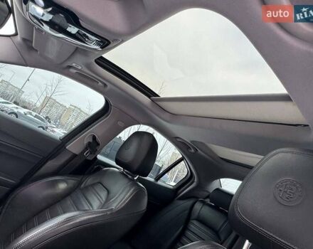 Белый Альфа Ромео Джулия, объемом двигателя 2 л и пробегом 105 тыс. км за 21990 $, фото 19 на Automoto.ua