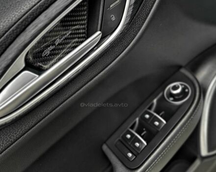 Білий Альфа Ромео Джулія, об'ємом двигуна 2 л та пробігом 109 тис. км за 19999 $, фото 9 на Automoto.ua