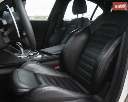 Белый Альфа Ромео Джулия, объемом двигателя 2 л и пробегом 21 тыс. км за 25500 $, фото 9 на Automoto.ua