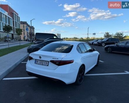 Белый Альфа Ромео Джулия, объемом двигателя 2 л и пробегом 110 тыс. км за 18500 $, фото 10 на Automoto.ua