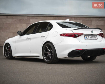 Белый Альфа Ромео Джулия, объемом двигателя 2 л и пробегом 21 тыс. км за 25500 $, фото 4 на Automoto.ua