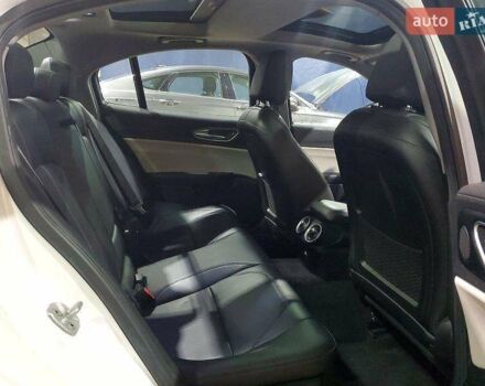 Білий Альфа Ромео Джулія, об'ємом двигуна 2 л та пробігом 77 тис. км за 4500 $, фото 9 на Automoto.ua