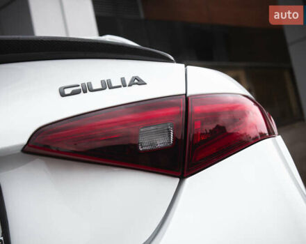 Білий Альфа Ромео Джулія, об'ємом двигуна 2 л та пробігом 21 тис. км за 25000 $, фото 46 на Automoto.ua