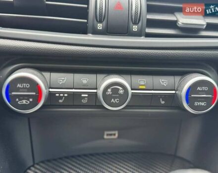 Белый Альфа Ромео Джулия, объемом двигателя 2 л и пробегом 105 тыс. км за 21990 $, фото 23 на Automoto.ua