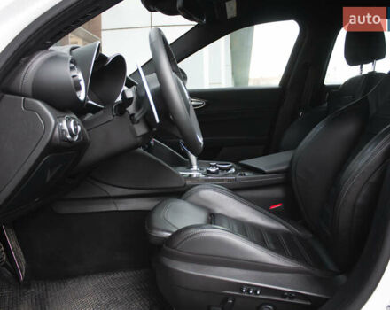 Белый Альфа Ромео Джулия, объемом двигателя 2 л и пробегом 21 тыс. км за 25500 $, фото 8 на Automoto.ua