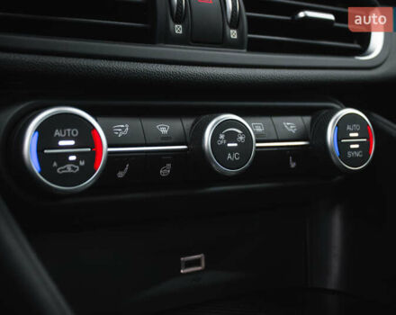 Белый Альфа Ромео Джулия, объемом двигателя 2 л и пробегом 21 тыс. км за 25500 $, фото 22 на Automoto.ua