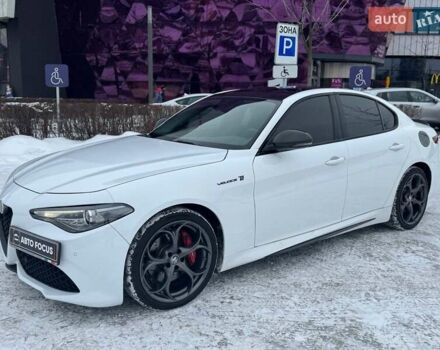 Белый Альфа Ромео Джулия, объемом двигателя 2 л и пробегом 105 тыс. км за 21990 $, фото 3 на Automoto.ua