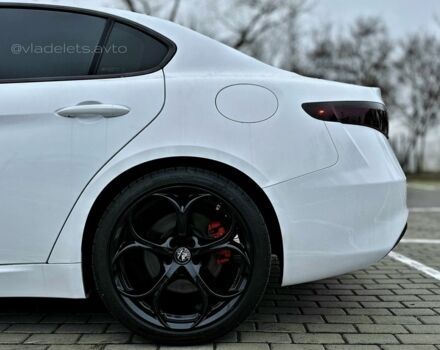 Білий Альфа Ромео Джулія, об'ємом двигуна 2 л та пробігом 109 тис. км за 19999 $, фото 3 на Automoto.ua