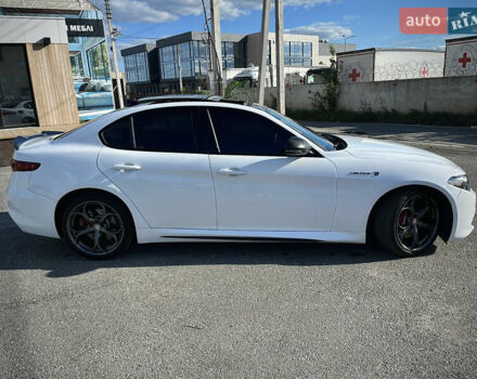 Білий Альфа Ромео Джулія, об'ємом двигуна 2 л та пробігом 103 тис. км за 22900 $, фото 1 на Automoto.ua