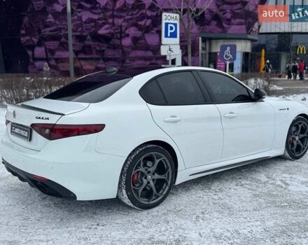 Белый Альфа Ромео Джулия, объемом двигателя 2 л и пробегом 105 тыс. км за 21990 $, фото 5 на Automoto.ua