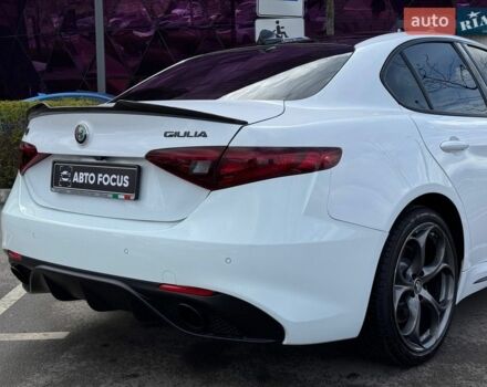 Белый Альфа Ромео Джулия, объемом двигателя 2 л и пробегом 105 тыс. км за 17990 $, фото 8 на Automoto.ua