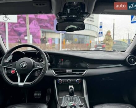 Белый Альфа Ромео Джулия, объемом двигателя 2 л и пробегом 105 тыс. км за 21990 $, фото 15 на Automoto.ua