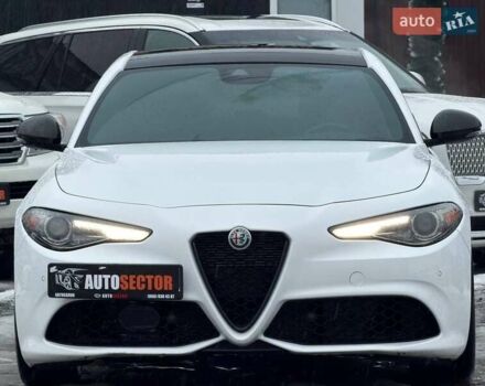 Белый Альфа Ромео Джулия, объемом двигателя 2 л и пробегом 37 тыс. км за 26500 $, фото 3 на Automoto.ua