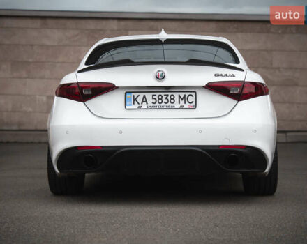Белый Альфа Ромео Джулия, объемом двигателя 2 л и пробегом 21 тыс. км за 25500 $, фото 3 на Automoto.ua