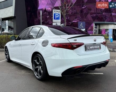 Белый Альфа Ромео Джулия, объемом двигателя 2 л и пробегом 105 тыс. км за 17990 $, фото 4 на Automoto.ua