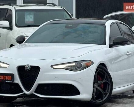 Белый Альфа Ромео Джулия, объемом двигателя 2 л и пробегом 37 тыс. км за 26500 $, фото 1 на Automoto.ua
