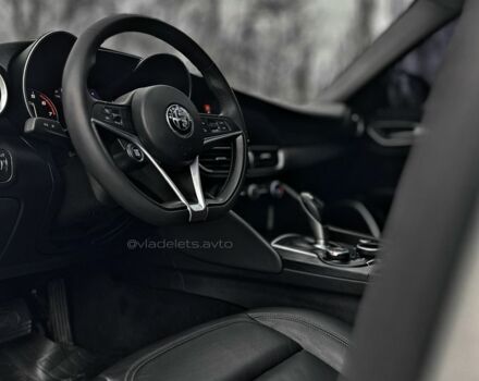 Білий Альфа Ромео Джулія, об'ємом двигуна 2 л та пробігом 109 тис. км за 19999 $, фото 5 на Automoto.ua