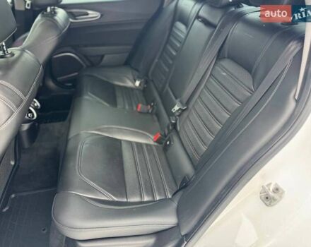 Белый Альфа Ромео Джулия, объемом двигателя 2 л и пробегом 105 тыс. км за 21990 $, фото 8 на Automoto.ua